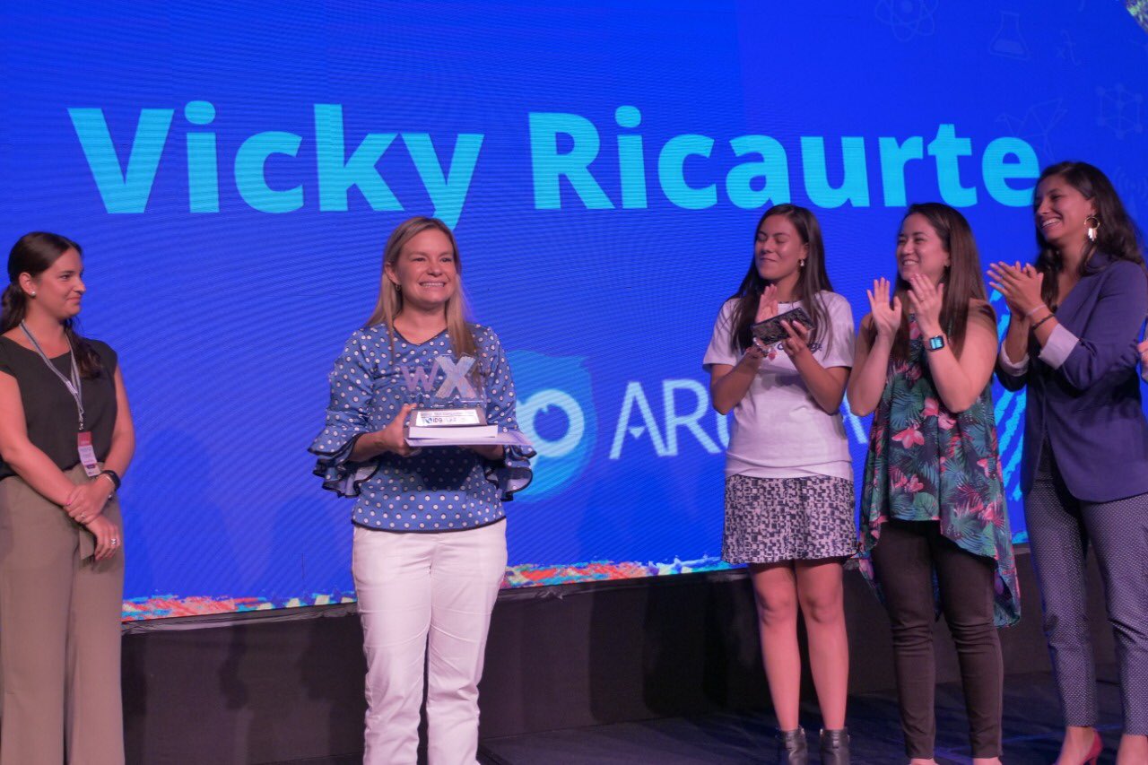 En segunda posición de izquierda a derecha, Ana Victoria Ricaurte, CEO y fundadora de Arukay. (Cortesía de LA Network)