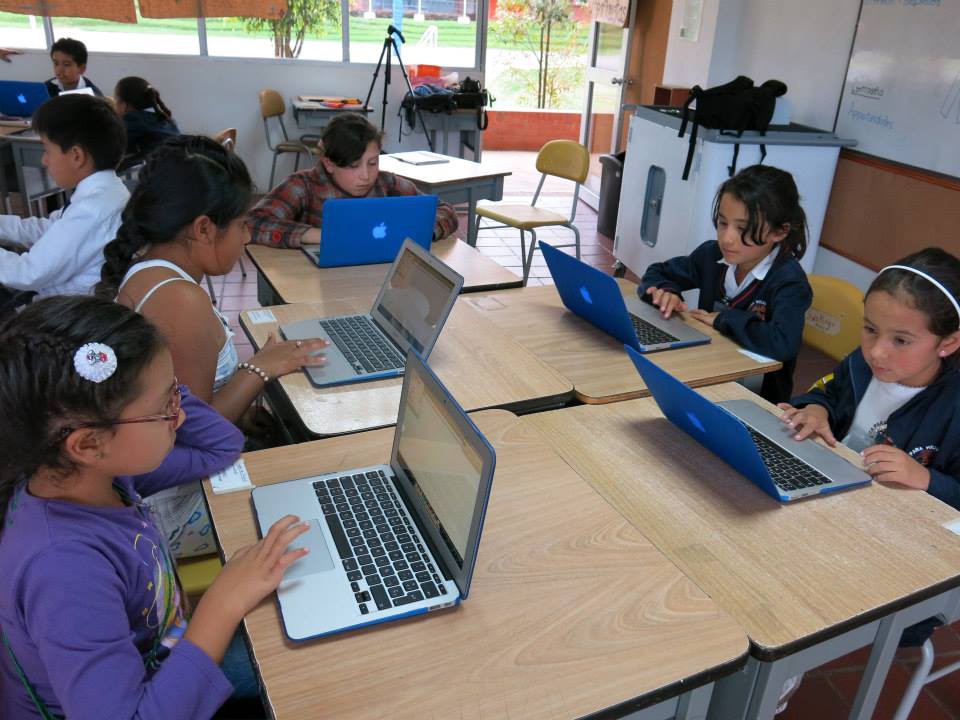 Estudiantes aprendiendo a codificar con el sistema Arukay. (Cortesía de Arukay)