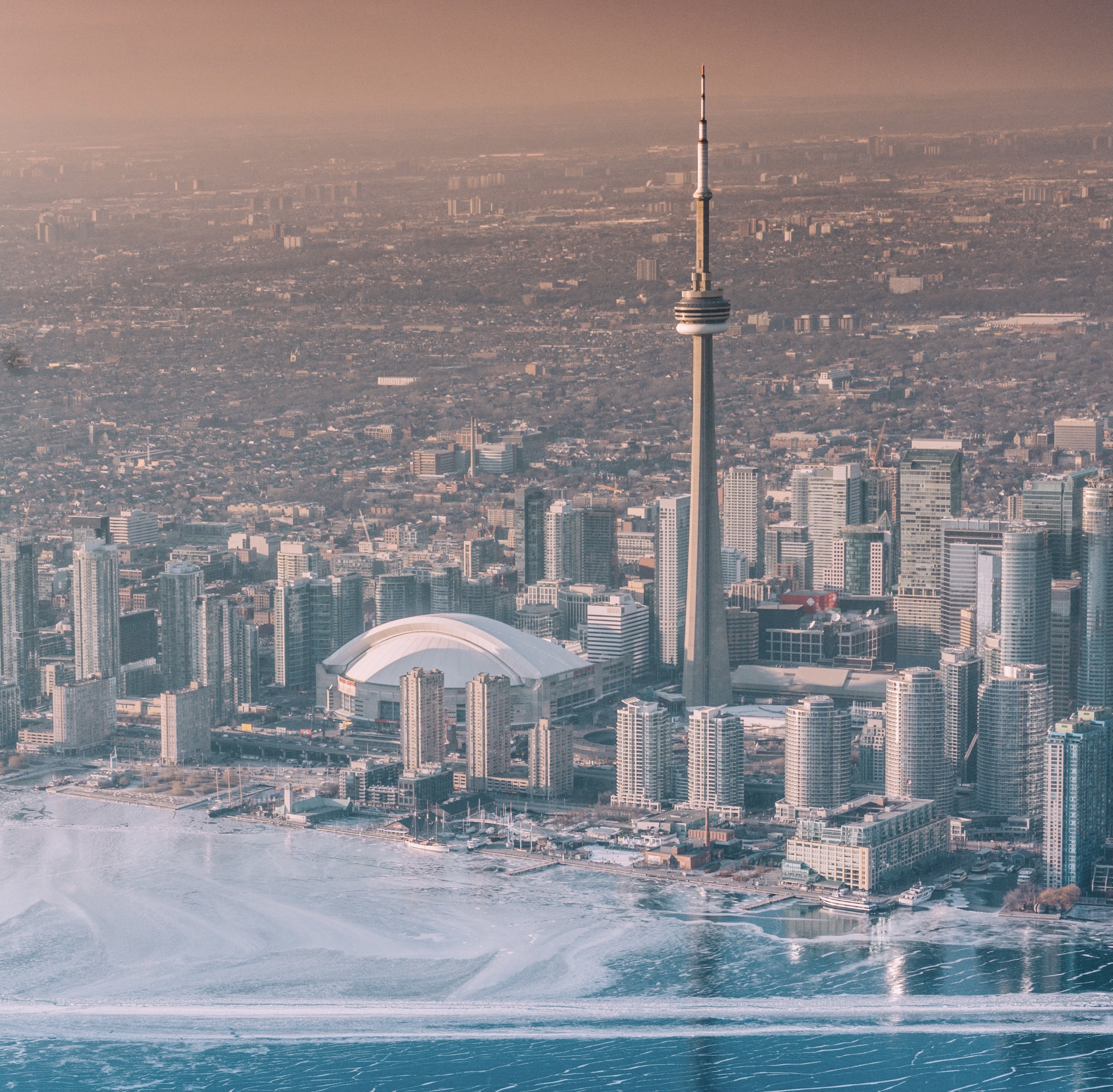 CN Tower y vista del 'downtown' de a ciudad de Toronto, Ontario. (Cortesía de Pexels)