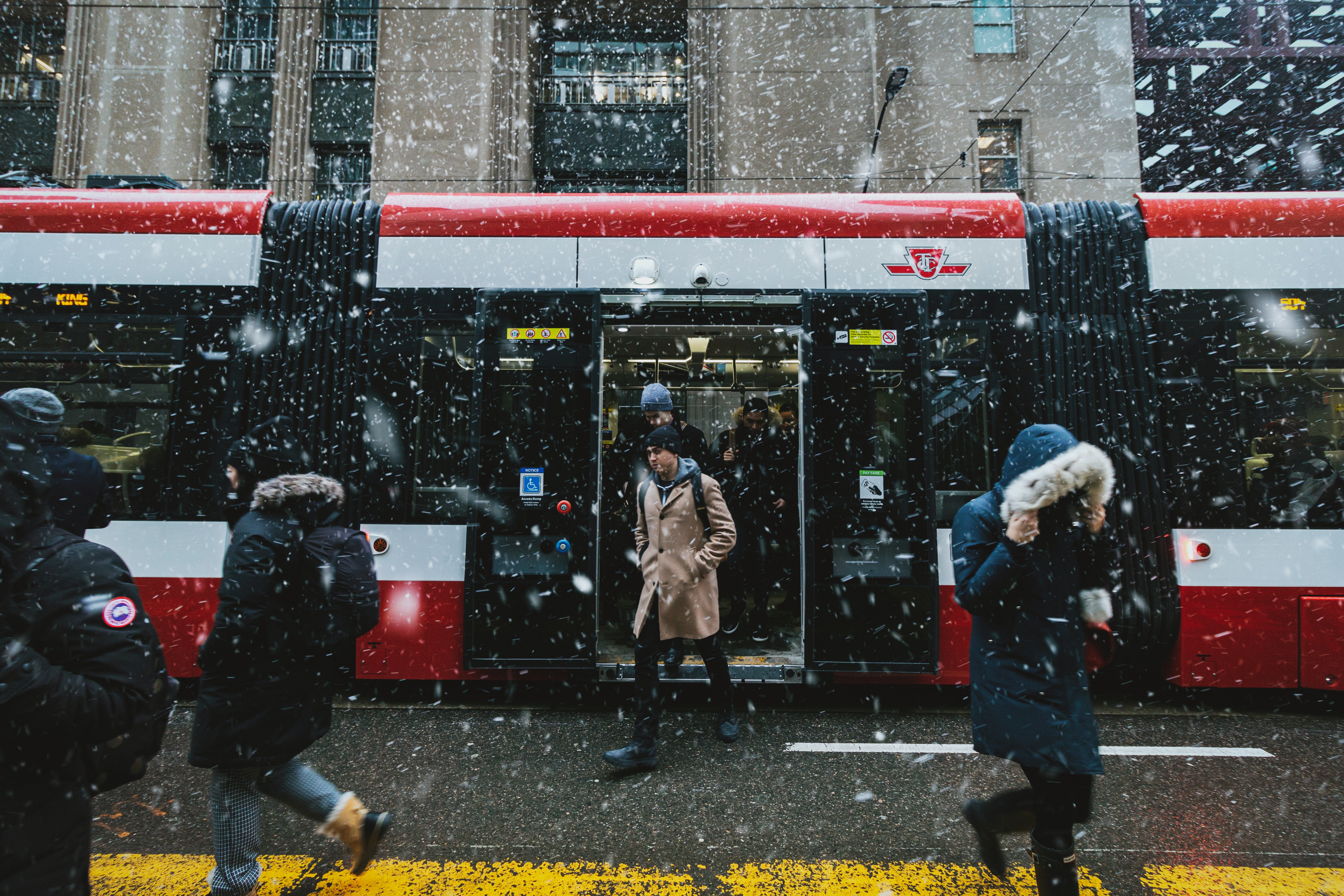 Personas caminando cerca del tranvía. Toronto, Ontario. (Cortesía de Pexels)