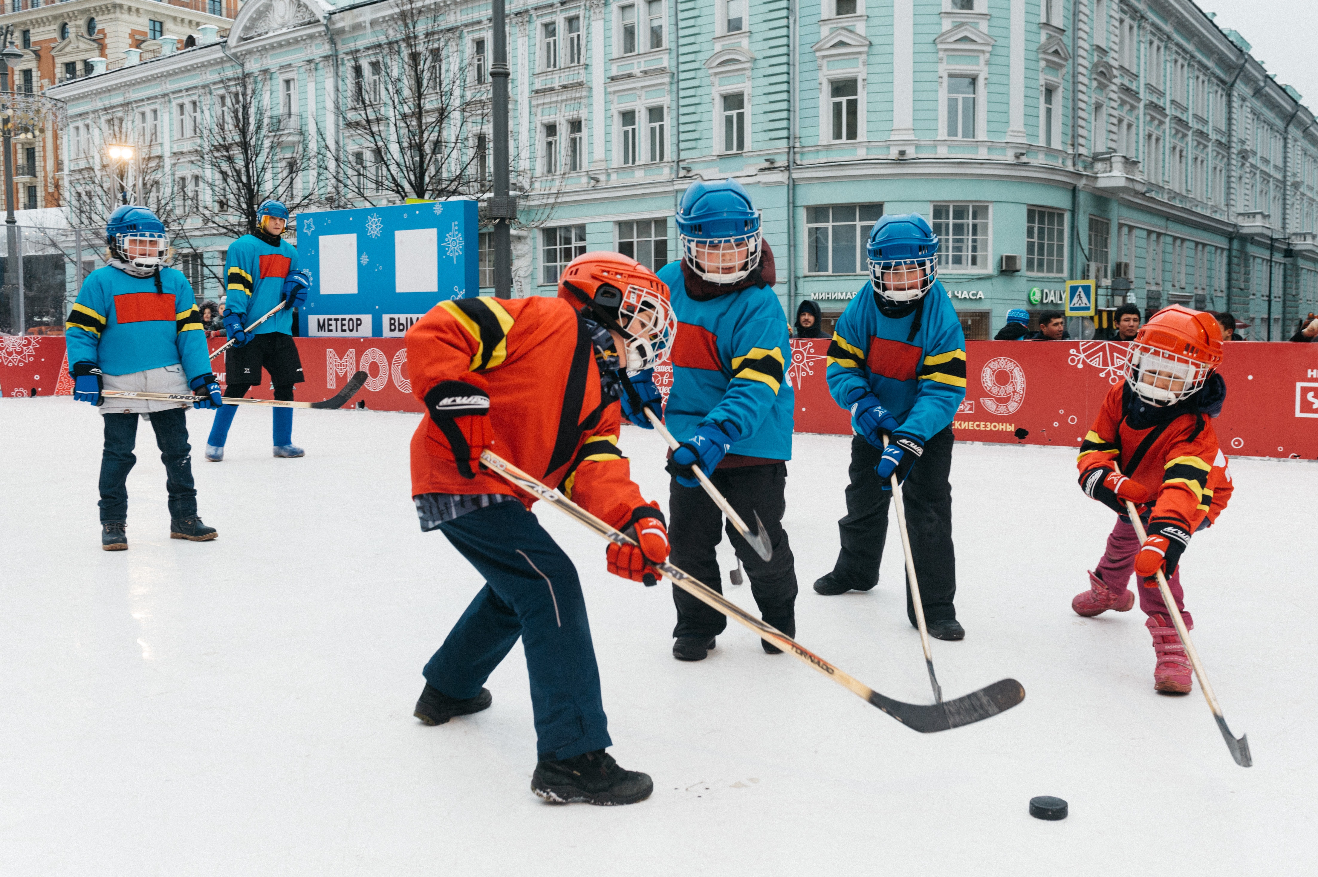 Grupo de niños jugando hockey. (Cortesía de Pexels)