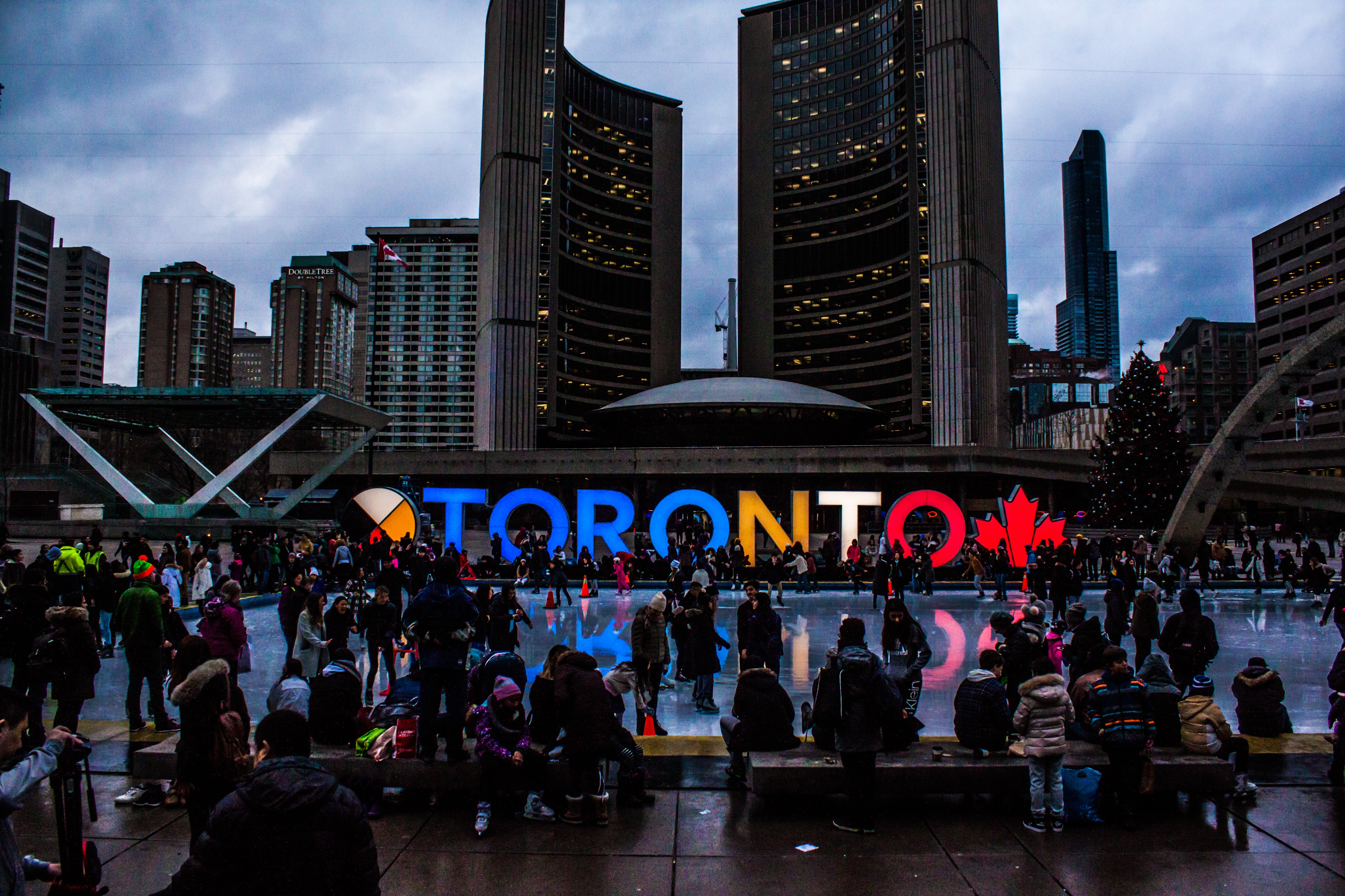 Personas reunidas en el 'City Hall" de la ciudad de Toronto. (Cortesía de Pexels)