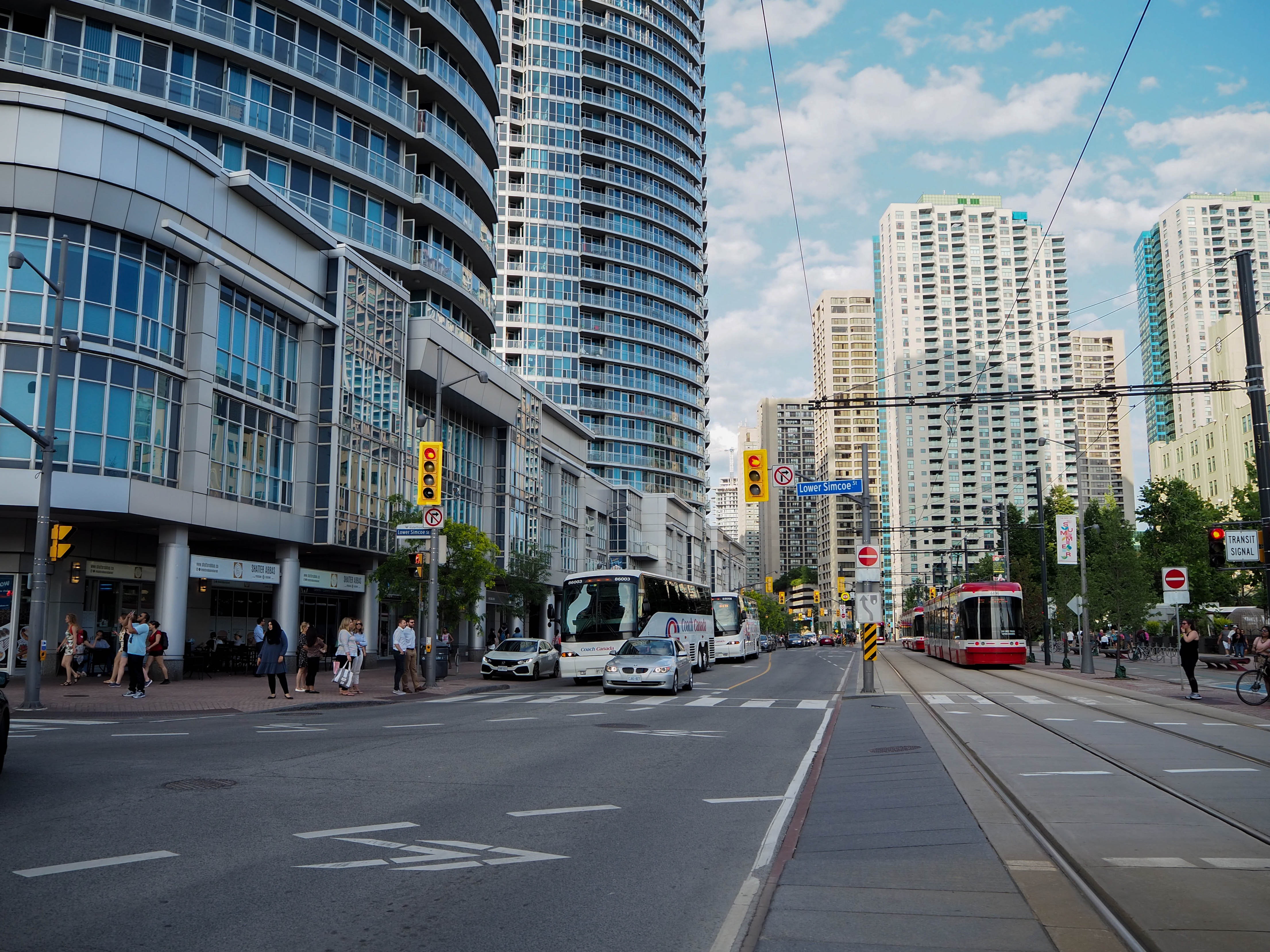 Buses y tranvías circulando por el downtown de la ciudad de Toronto. (Cortesía de Pexels)