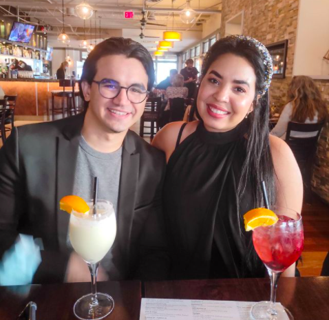 Elias Gregorio Peña y Penelope Santana disfrutando de cocteles. Toronto, Ontario.