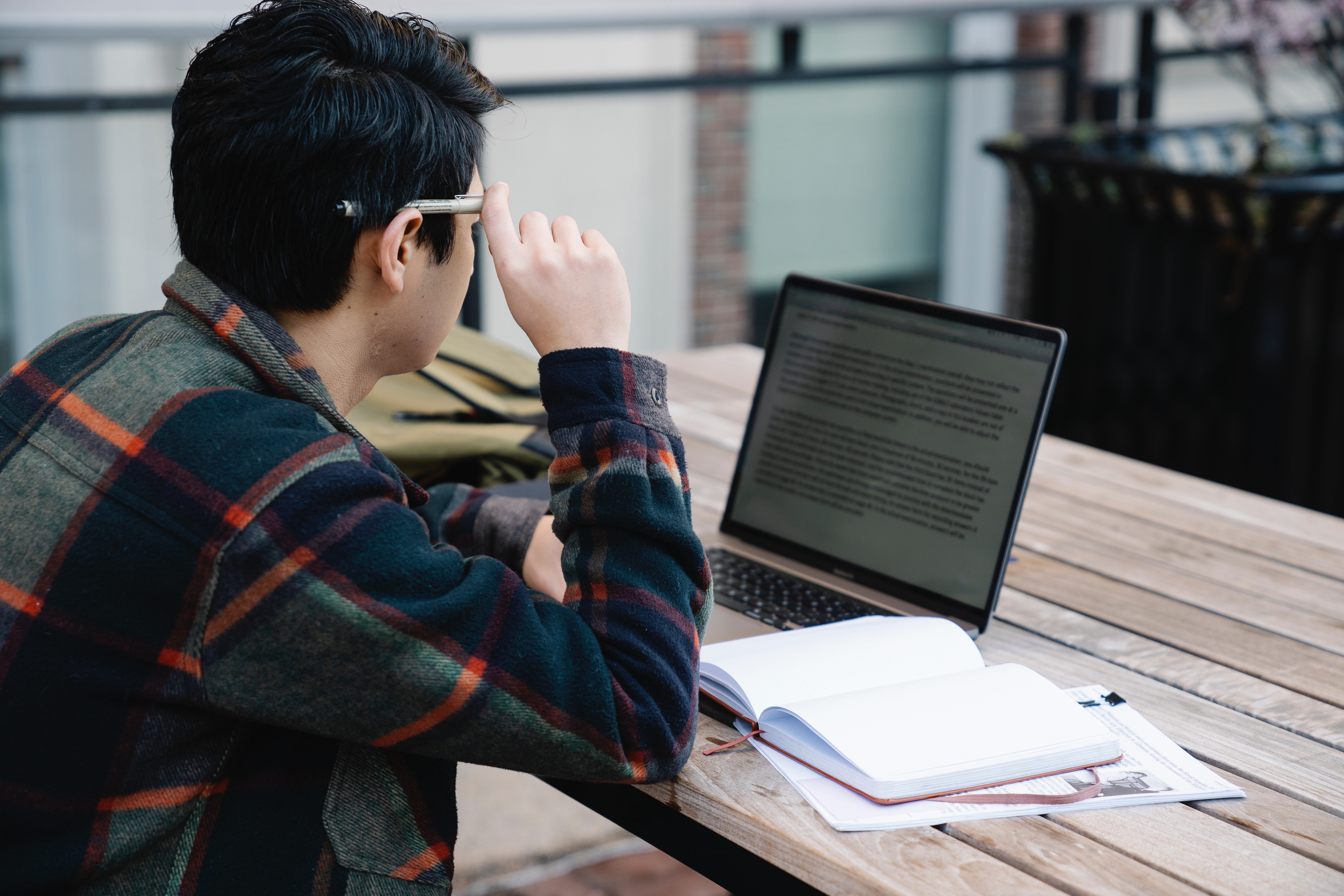 Persona llevando a cabo investigación frente a una laptop. (Cortesía de Pexels)
