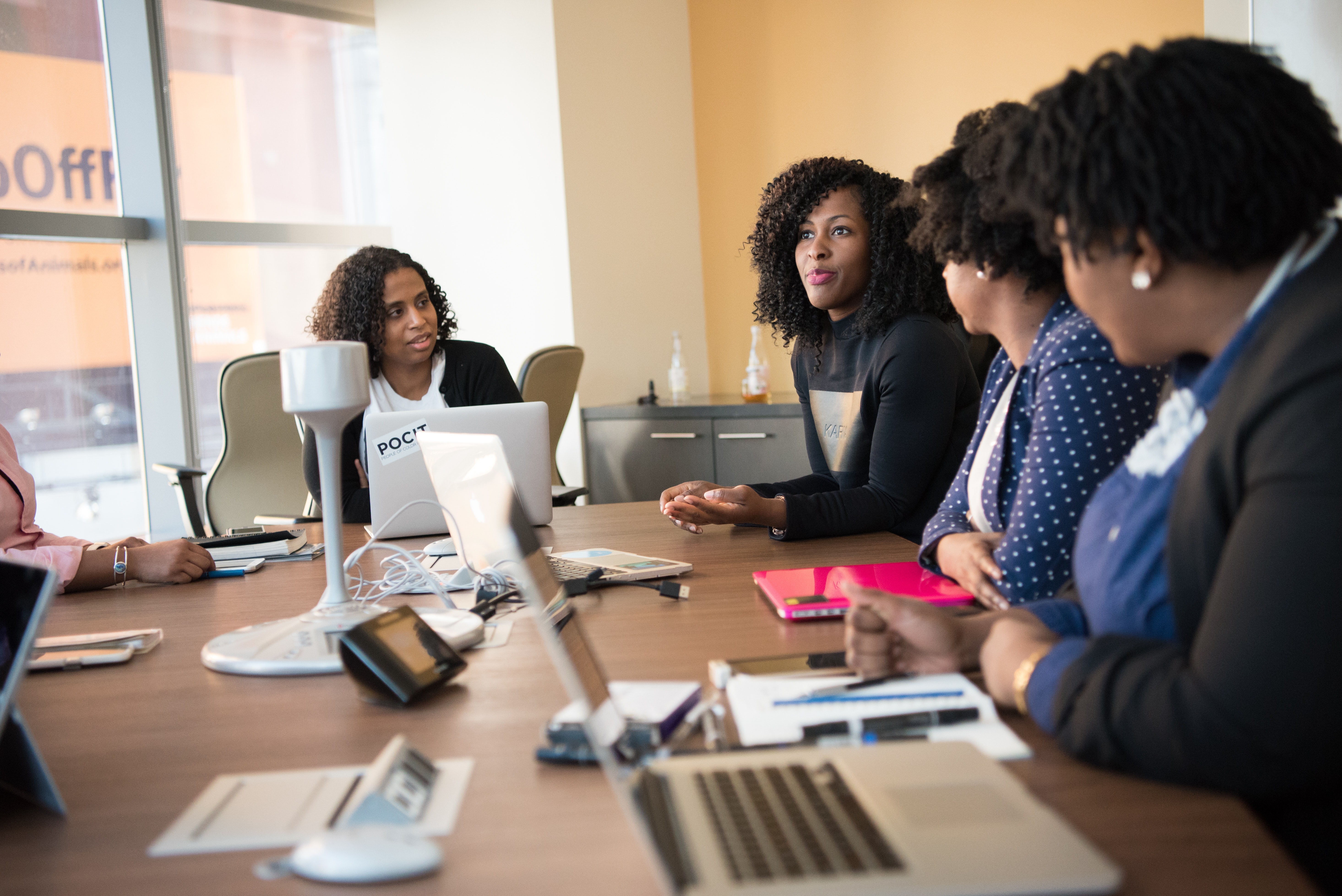 Grupo de personas hablando durante reunión. (Cortesía de Pexels)