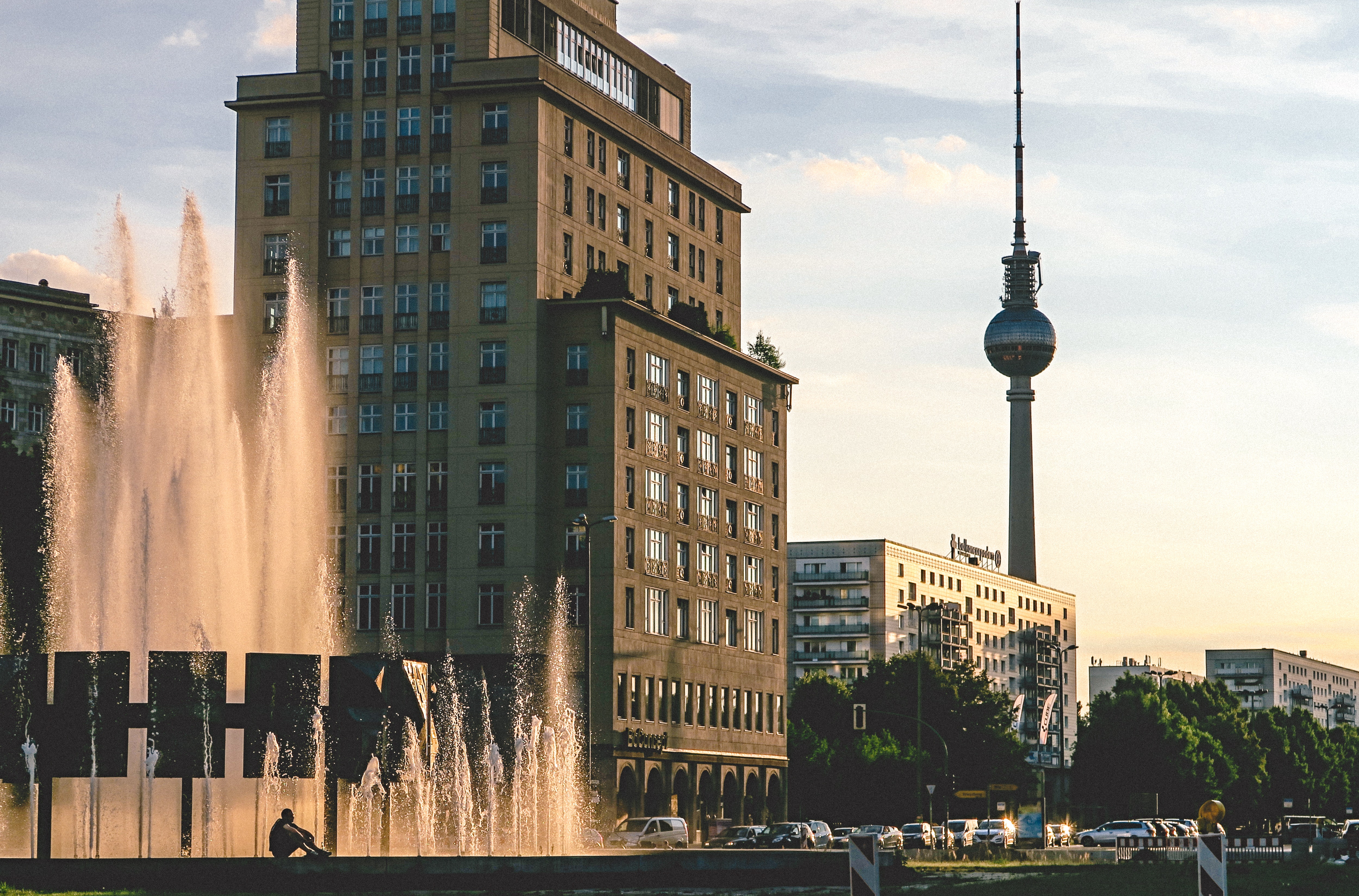 Torre de concreto gris. Berlin, Berlin. Alemania. (Cortesía de Pexels)