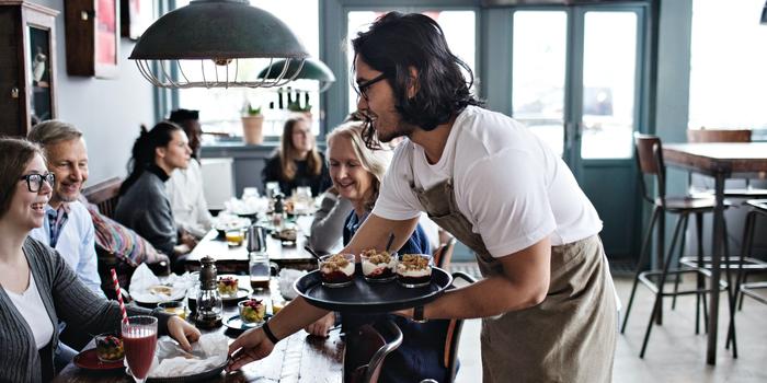 Joven trabajando como mesero en restaurante. (Cortesía de The Muse)